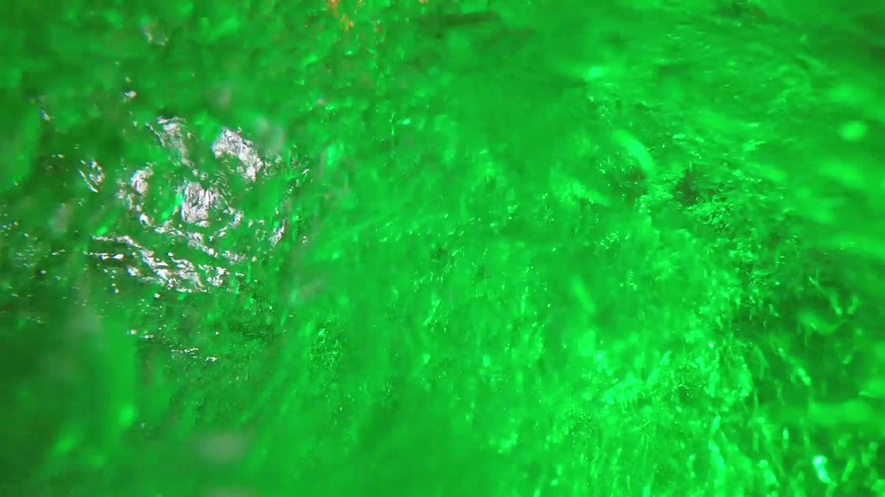 burbujas de aire submarinas que se elevan desde el fondo hasta la superficie