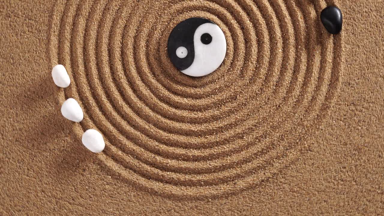 jardín zen japonés con piedras en arena texturizada