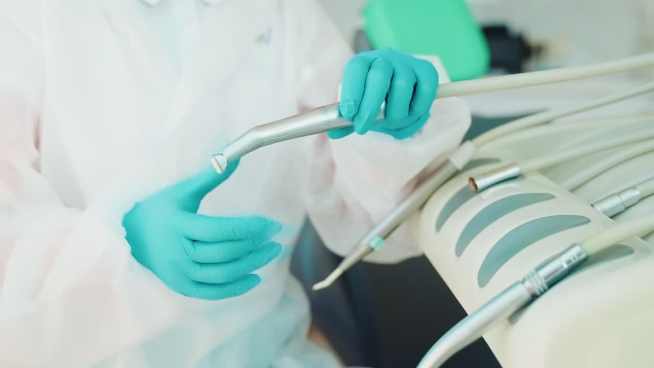 dentista que prepara el equipo dental