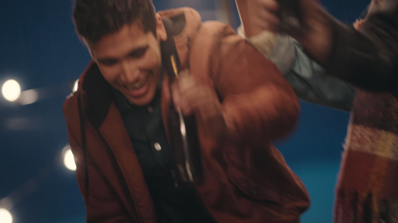 grupo de amigos haciendo brindis bebiendo cerveza disfrutando de la fiesta en la azotea celebrando por la noche personas multiétnicas jóvenes divirtiéndose socializando pasando el fin de semana