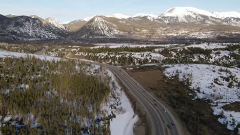 lapso de tiempo de video de drones de 4k de autos conduciendo en montañas rocosas durante el invierno en colorado