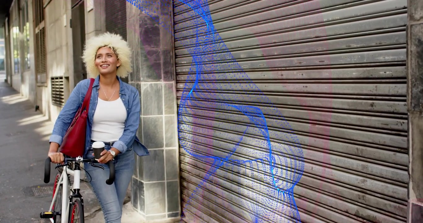 Donna che afferra una tazza di caffè e poi spinge la bicicletta in avanti per il pendolarismo urbano oltre una saracinesca graffitata.
