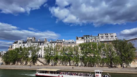seine river boat tour in paris