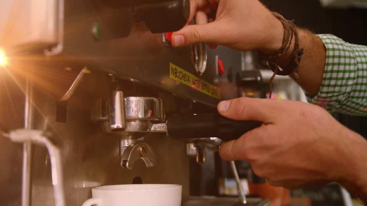 Animazione di punti luce su un uomo che usa una macchina da caffè