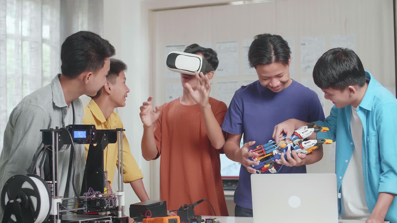 3d 프린팅과 노트북을 가지고 집에서 일하는 젊은 아시아 소년 그룹, 세 소년은 메타버스에 일하는 것을 즐기고, 두 소년은 사이보그 손에 대해 논의합니다.