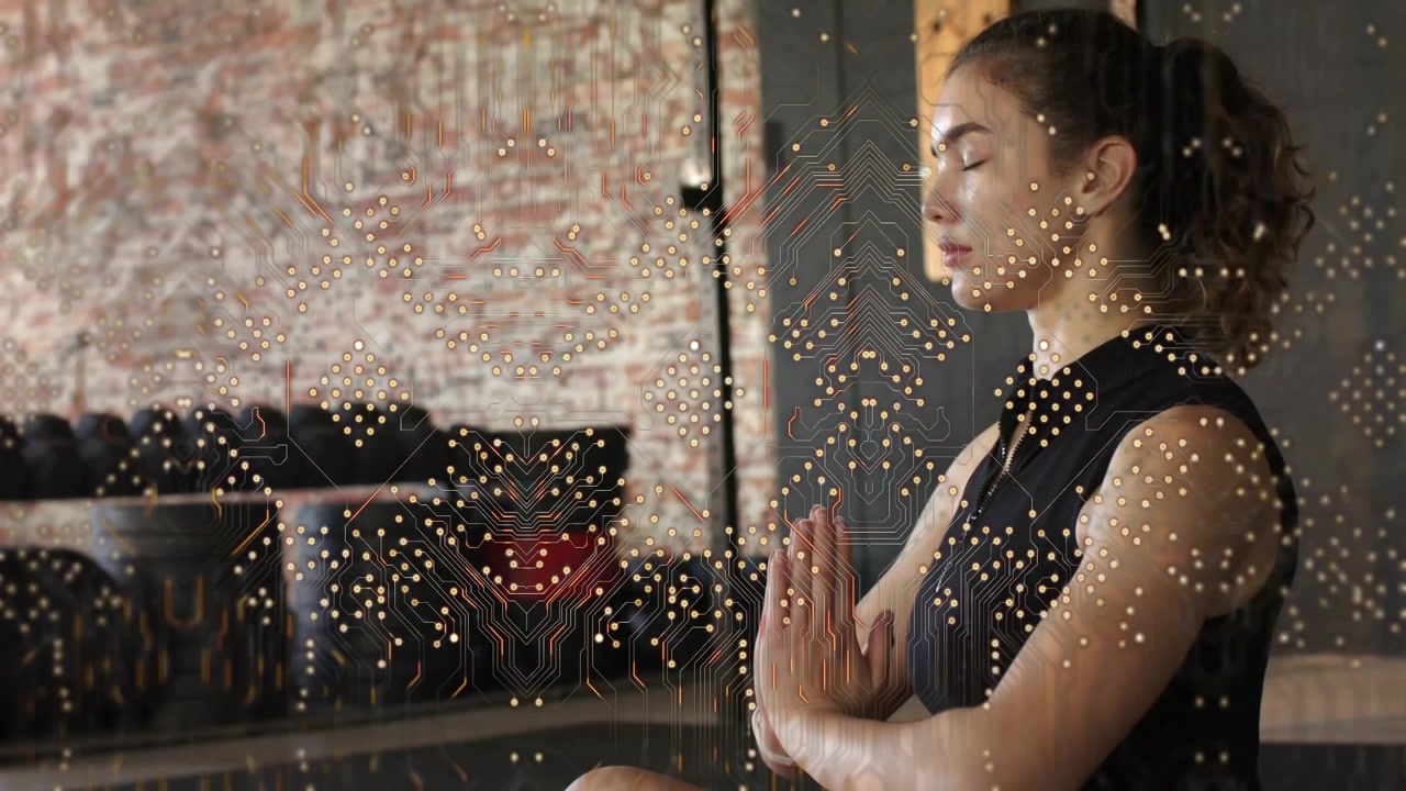 Donna che si calma, respirando e abbassando le mani alle ginocchia in uno studio fitness, con un overlay a circuito visibile.
