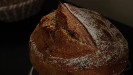 Frisch-Gebacken-Aus-Nächster-Nähe-Auf-Hausgemachtem-Sauerteigbrot