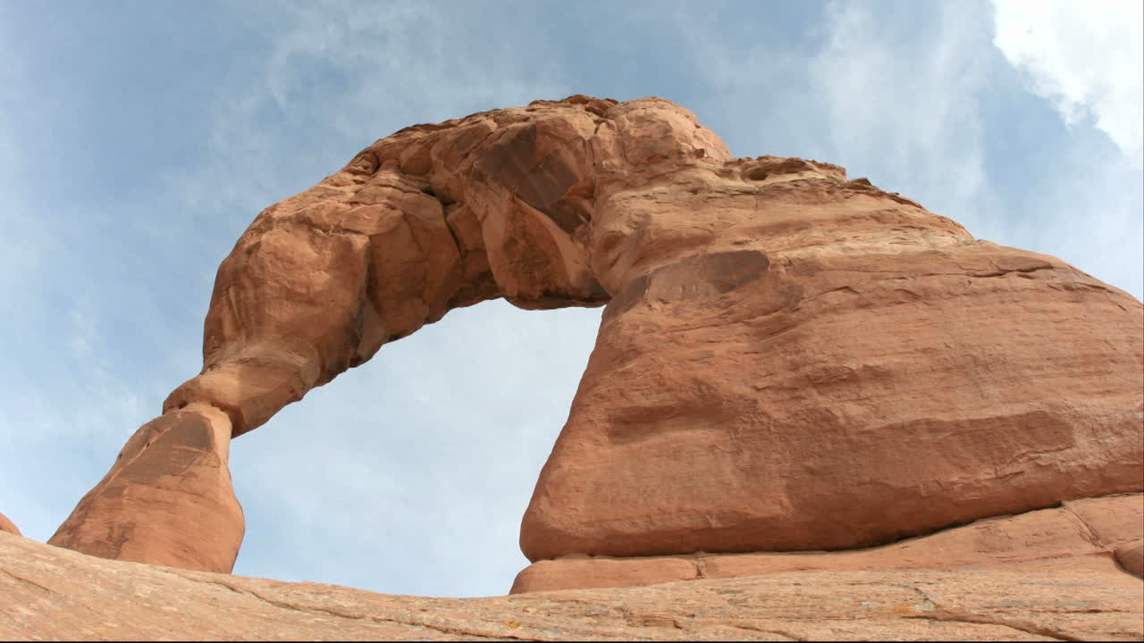 유타의 아치 국립공원에 있는 섬세한 아치의 웜스아이 뷰