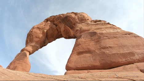 vista de gusano del arco delicado en el parque nacional de los arcos de utah