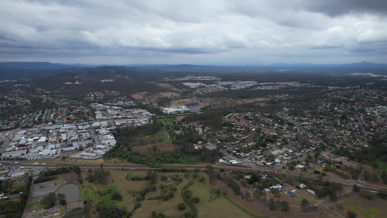cielos nublados sobre el suburbio de loganholme en la ciudad de logan en queensland, australia