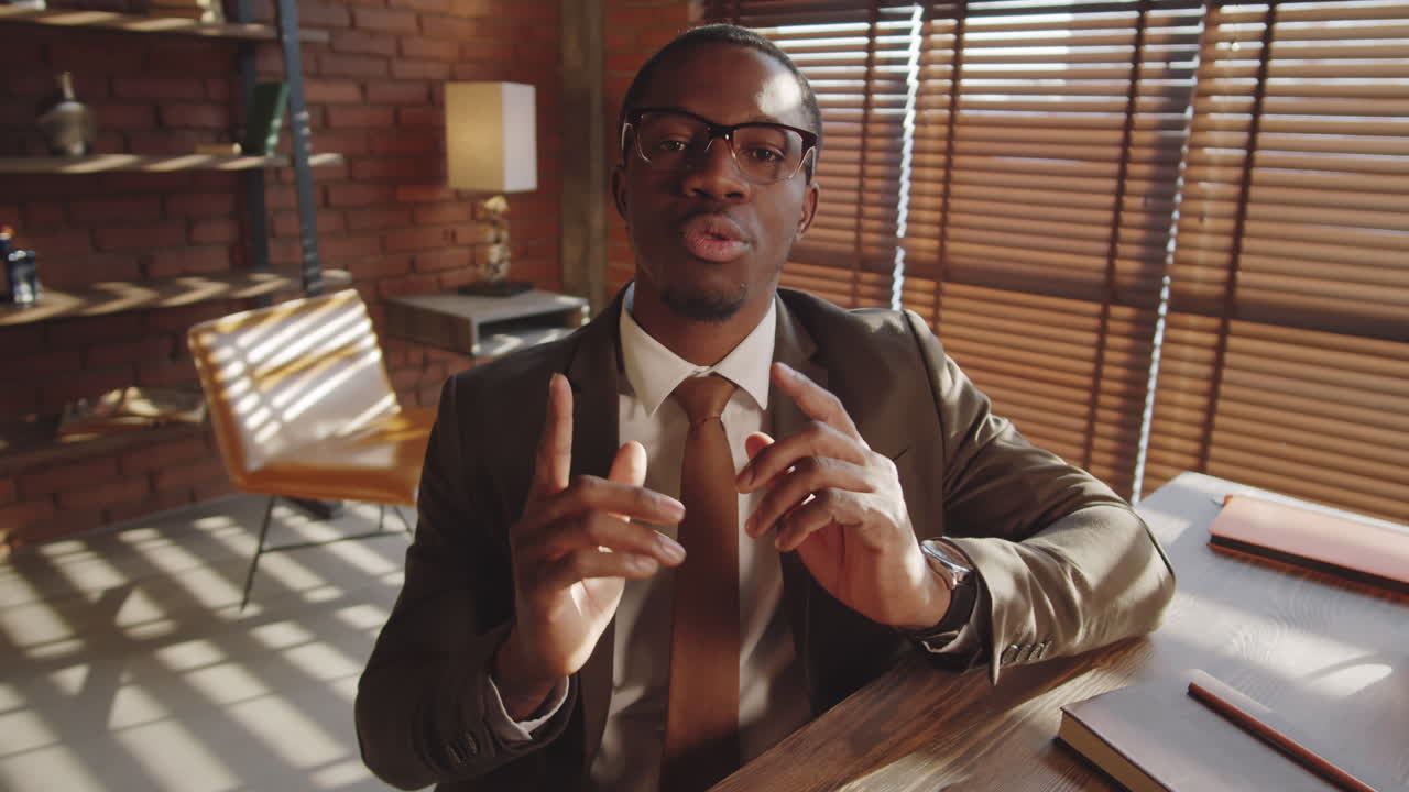 hombre de negocios negro hablando a la cámara en una llamada web en línea