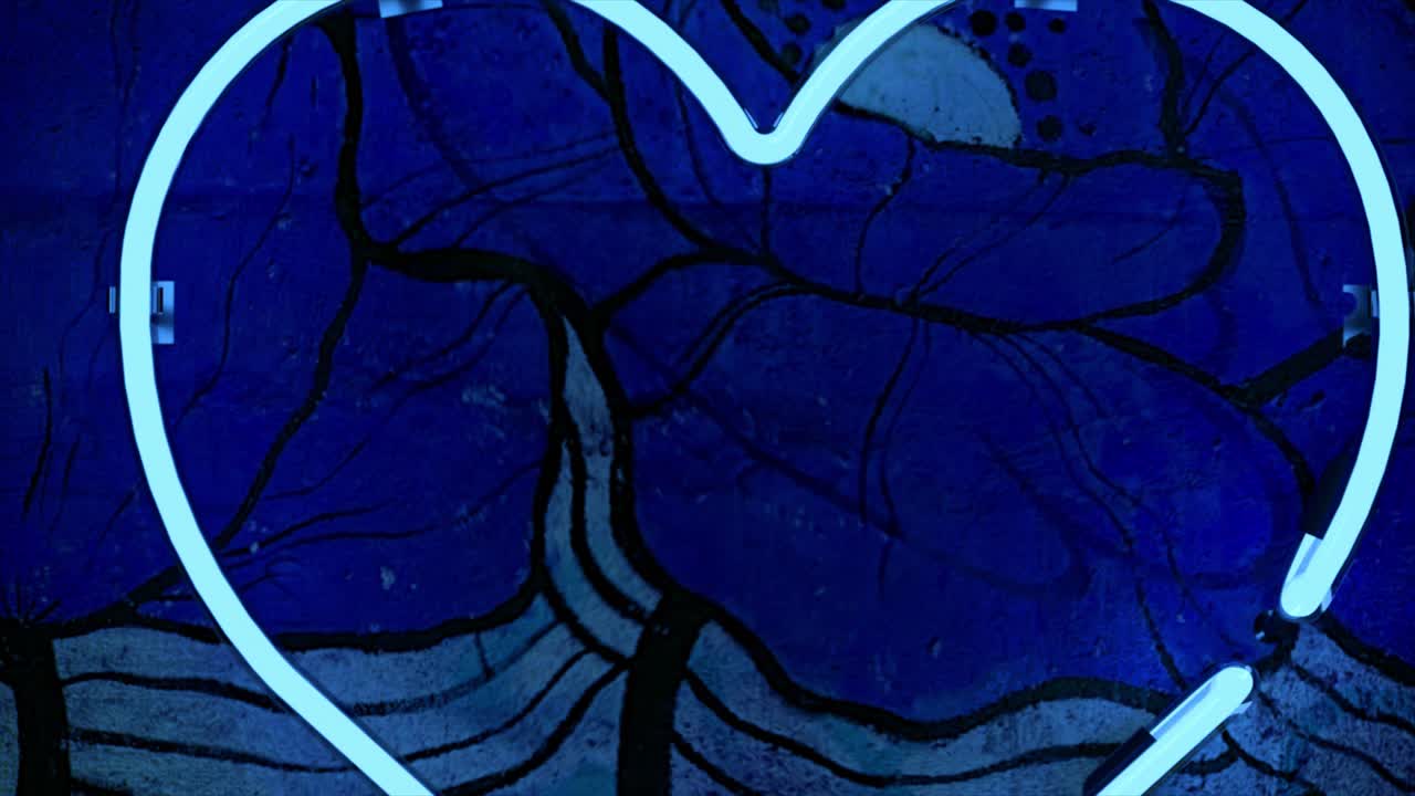 corazón azul de neón en una pared