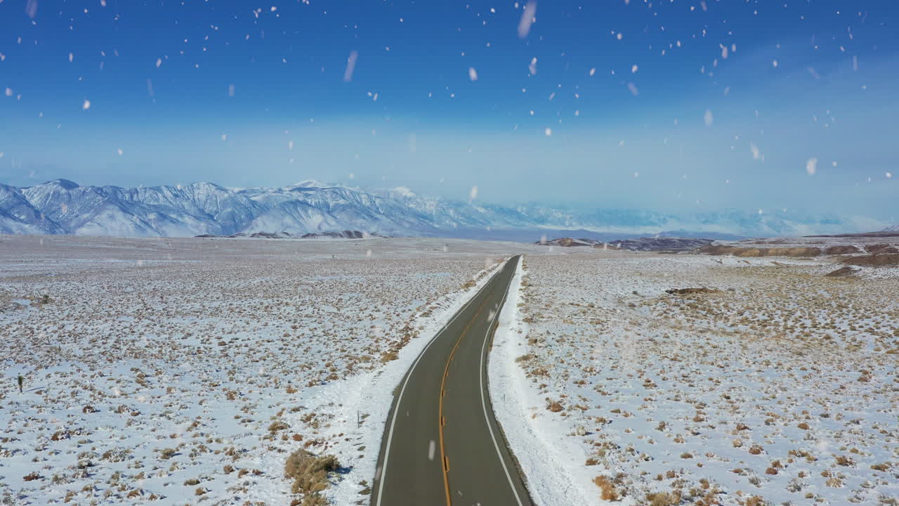 폭설, 공중 전망 동안 구불 구불 한 미국 시골 길
