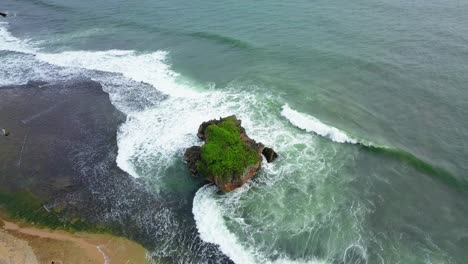 Olas-Rompiendo-Sobre-Arrecifes-De-Coral-En-La-Costa-Sur-De-La-Isla-De-Java,-Indonesia