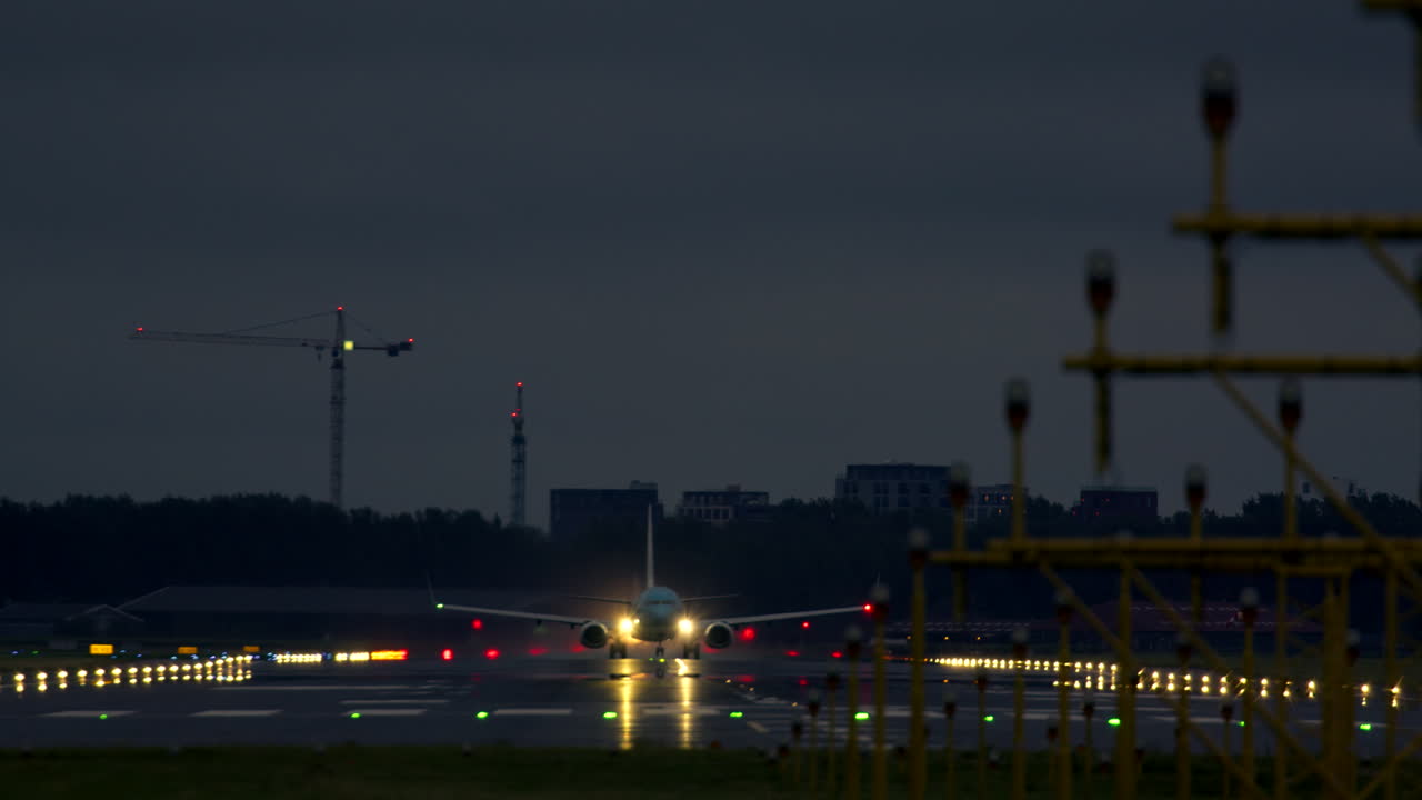 밤에 착륙하는 비행기