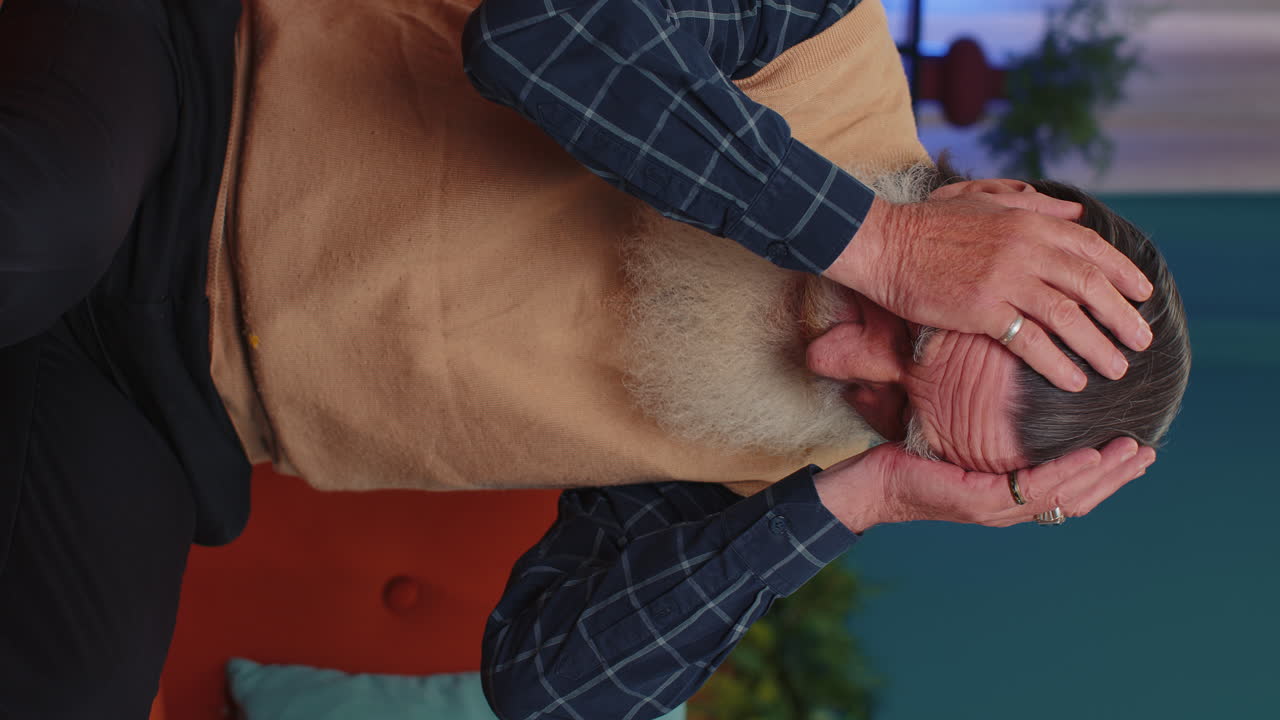 집에서 노인이 불공평한 상황으로 고통받고 있습니다. 문제, 해체, 우울, 기분이 나고, 소진.