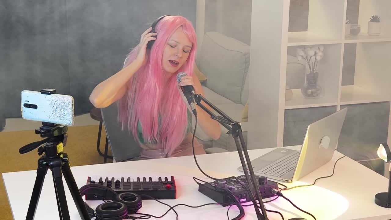 가정에서 캐스트/음악 제작 세션을 녹음하는 여성