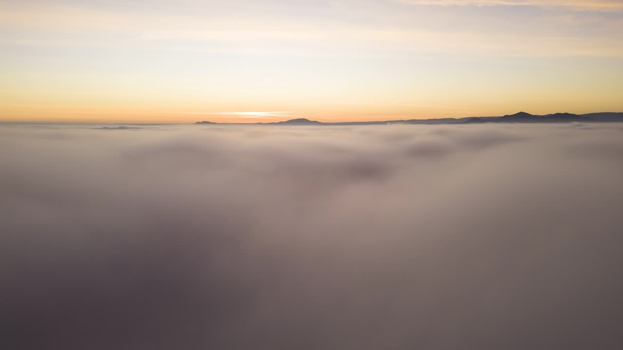 해가 지는 동안 구름 위 의 놀라운 전망