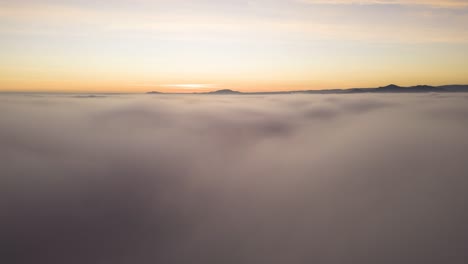 vista increíble sobre las nubes al atardecer
