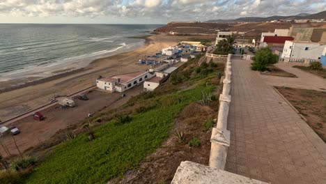 Der-Stadtstrand-Von-Sidi-Ifni-Ist-Ein-Ruhiger-Und-Malerischer-Küstenort-Im-Südwesten-Marokkos