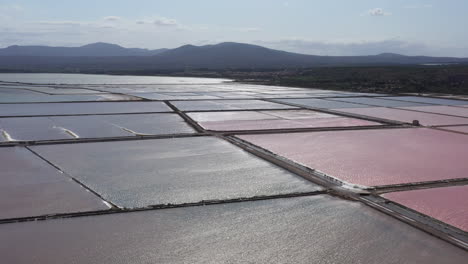 Salzwiesen,-Rosa-Teiche,-Salin-De-La-Palme,-Luftaufnahme,-Berge,-Frankreich