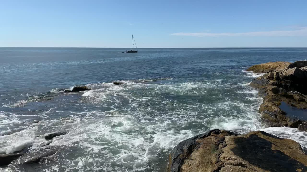 velero viaja a lo largo de la costa rocosa de maine