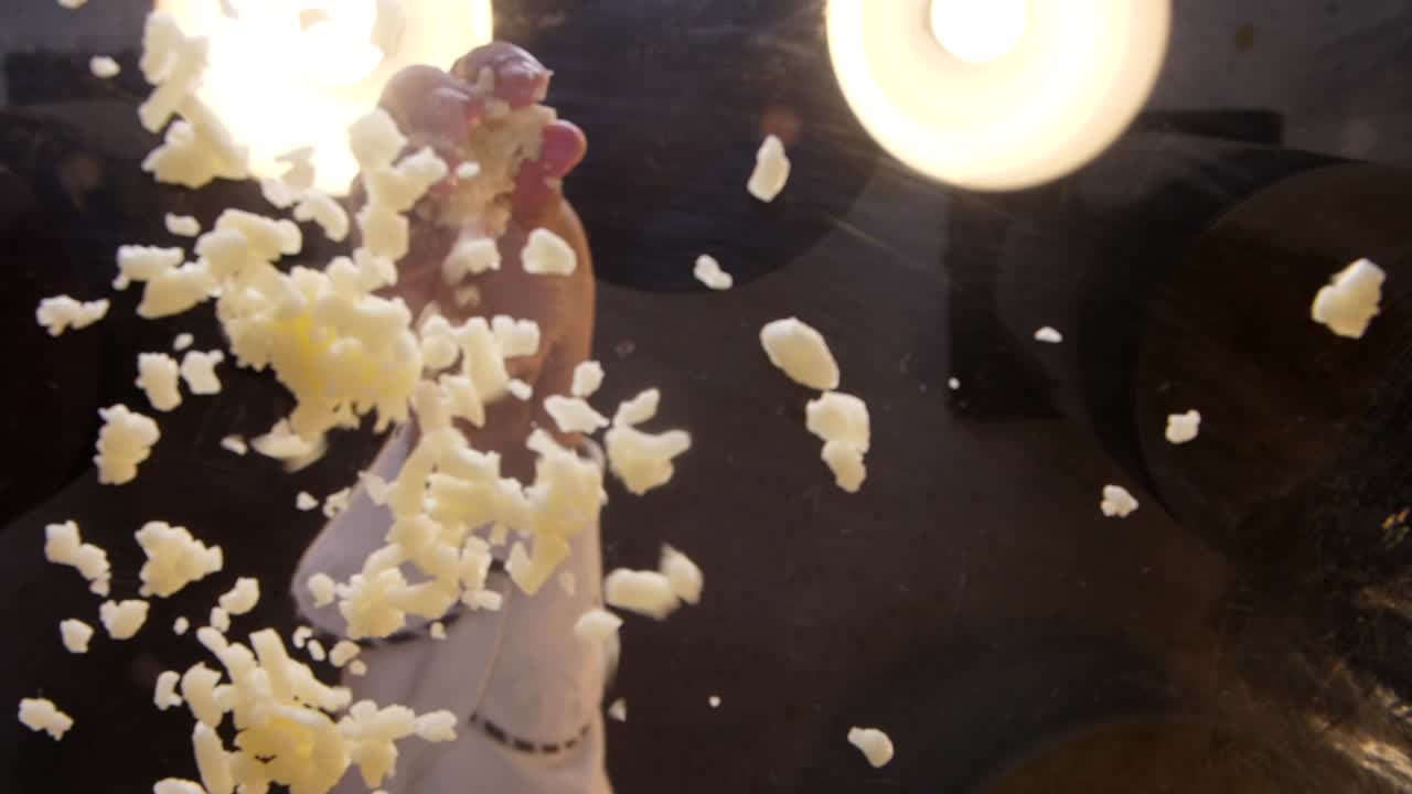 피자에 치즈를 로우앵글로 올려