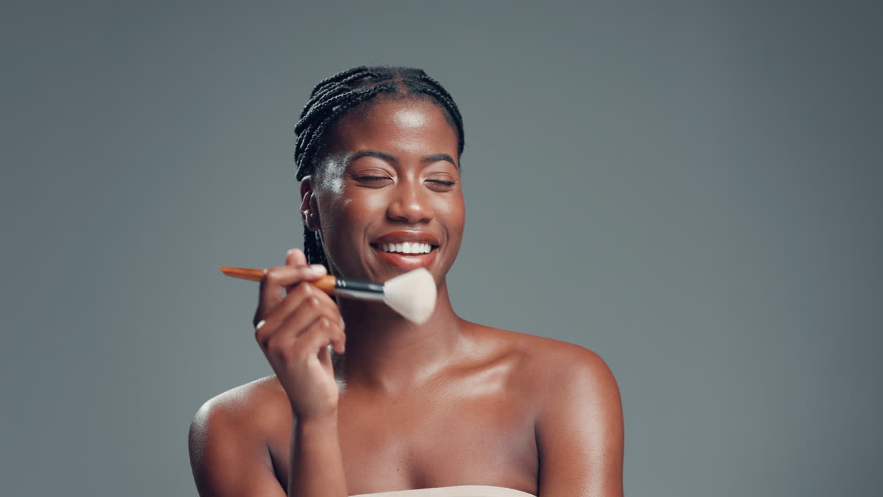 En smilende kvinde, der lægger makeup