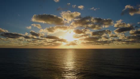 Puesta-De-Sol-Sobre-El-Océano-Desde-Un-Crucero