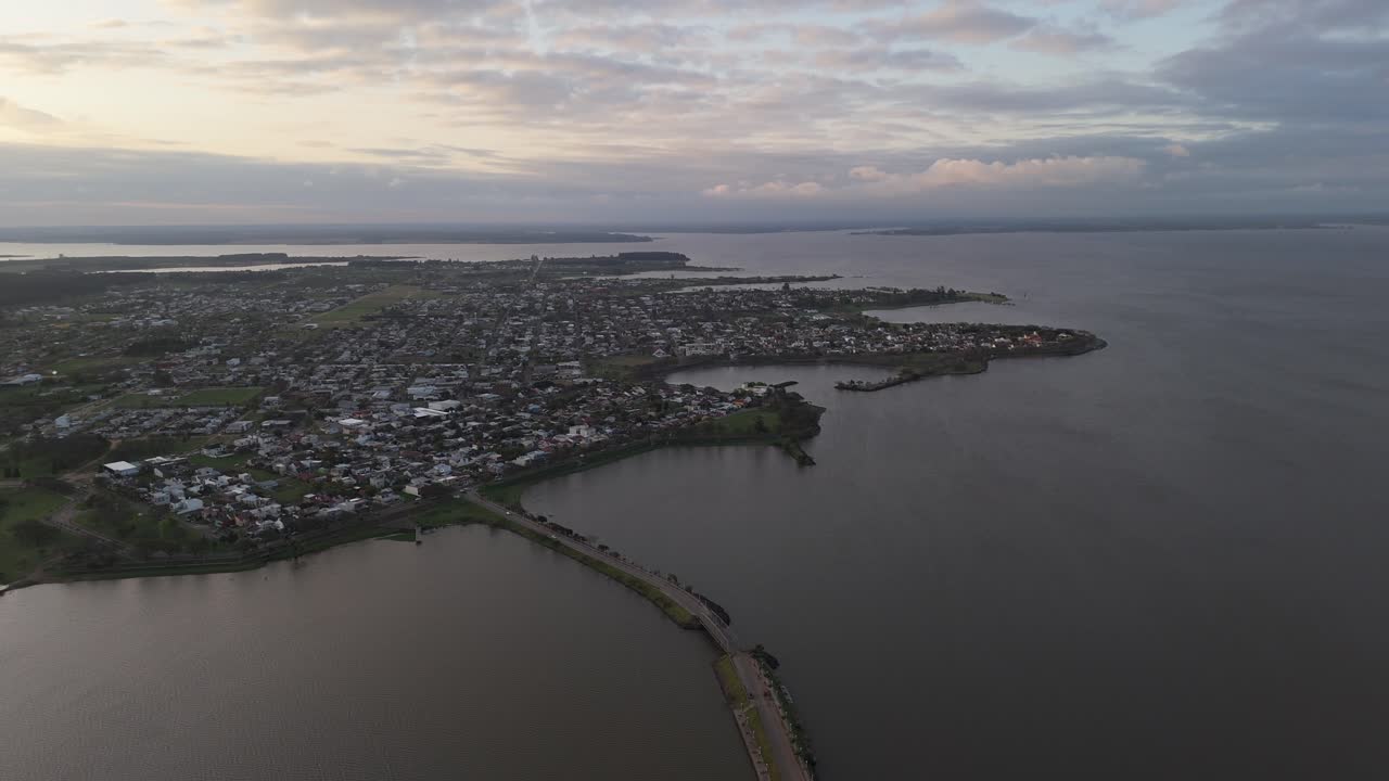 Vista aerea di una città sulla riva di un lago al tramonto