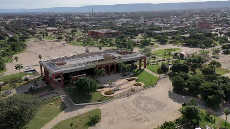 vista aérea del palácio do araguaia, sede del gobierno del estado de tocantins, brasil, plaza de los girasoles