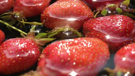 Tauchen-Sie-Ein-In-Die-Welt-Der-Nachhaltigen-Landwirtschaft-Mit-Diesen-Aufnahmen-Von-Bio-Erdbeeren,-Die-In-Brunnenwasser-Gewaschen-Werden