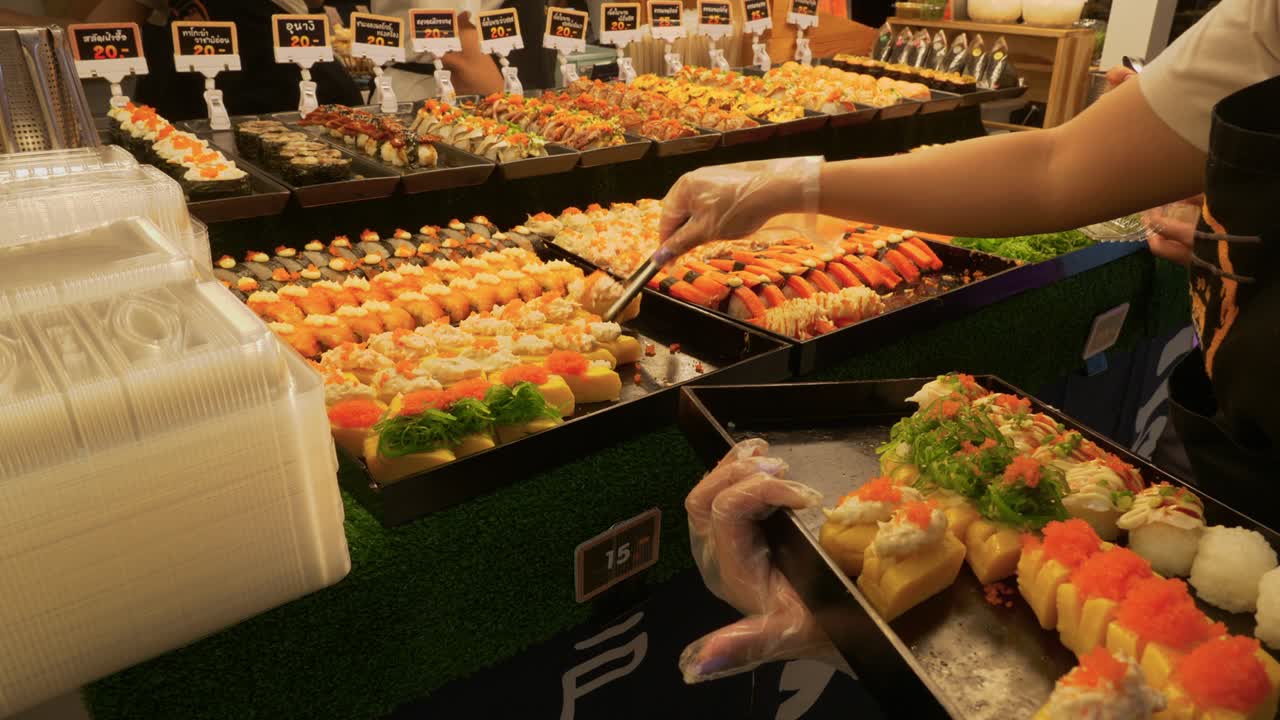 rollos de sushi frescos colocados en bandejas con etiquetas de precios para comprar, phitsanulok, tailandia