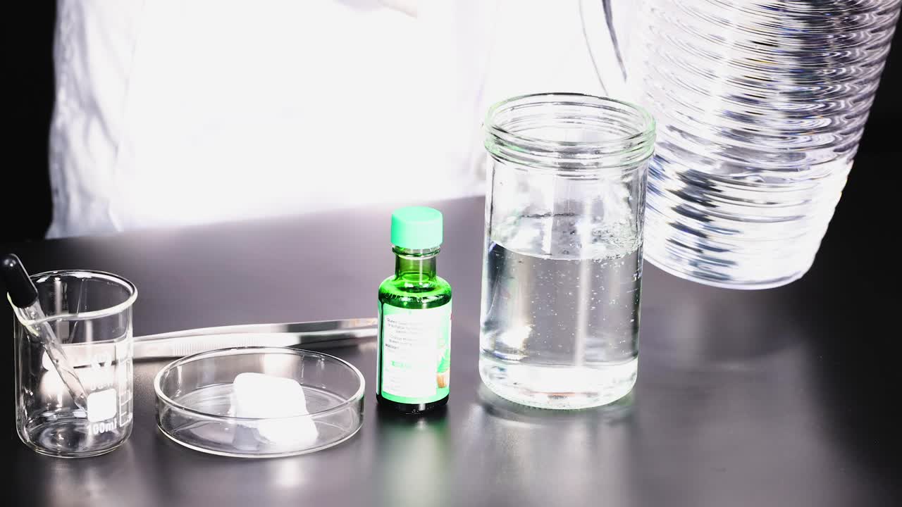 반응을 위해 화학물질과 건조 얼음을 는 것