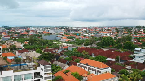 Vista-Aérea-De-Pájaro-De-La-Ubicación-Suburbana-En-Legian-Bali,-Indonesia-Asia