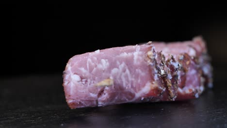 la carne de mármol está saturada de rodillos de carne