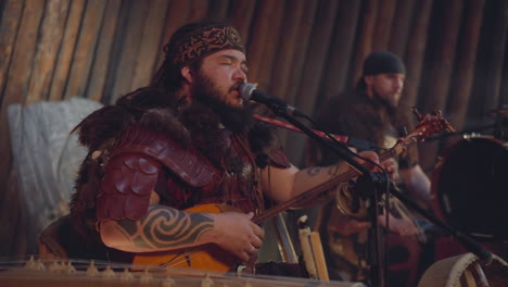 Un-Hombre-Vestido-Con-Ropa-De-Tribu-Toca-Tovshuur-Y-Canta-En-El-Escenario.