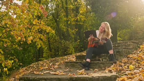 Glücklicher-Songwriter,-Musiker,-Herbst,-Wald,-Goldener-Sonnenschein,-Inspiration