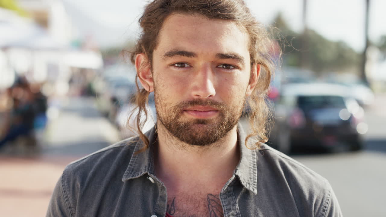 periodista, creativo y rostro de un hombre