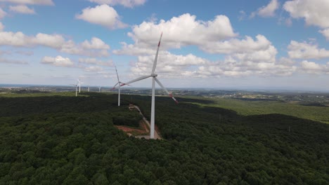 Vista-Aérea,-Turbina-Eólica,-Molinos-De-Viento-Giratorios