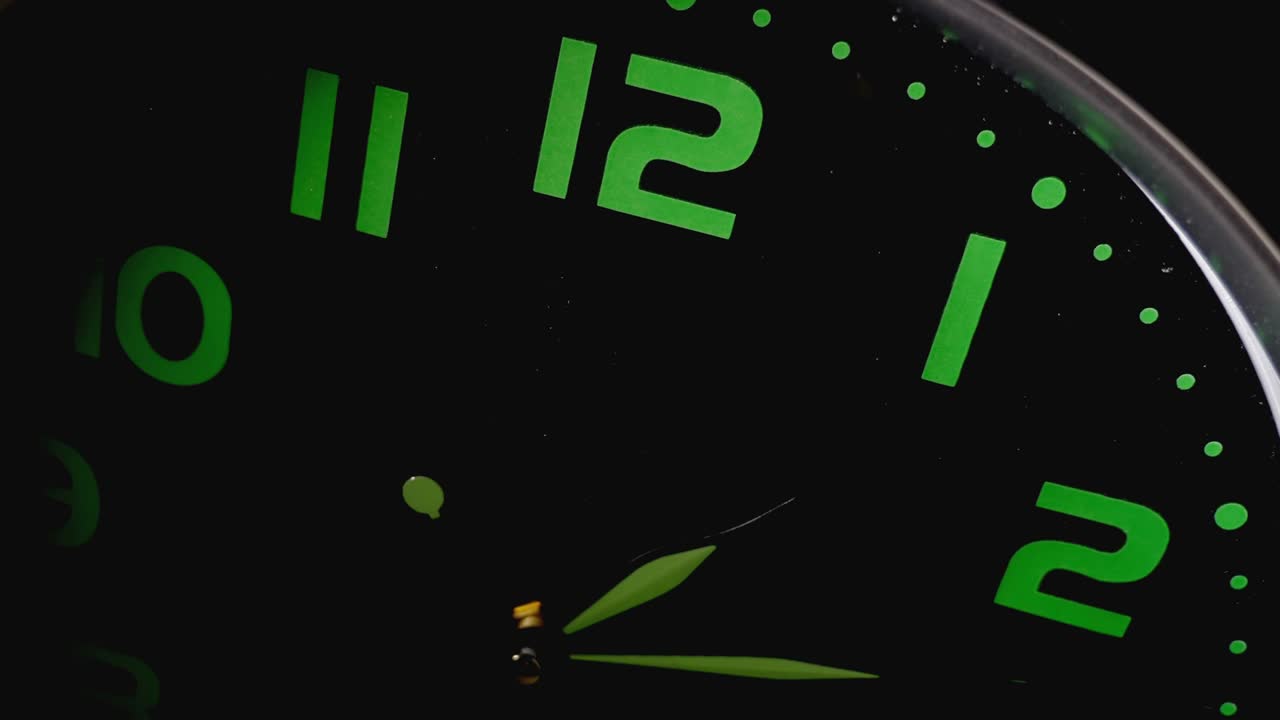 cámara constante en la rotación de la manija de segundos - el tiempo girando rápido