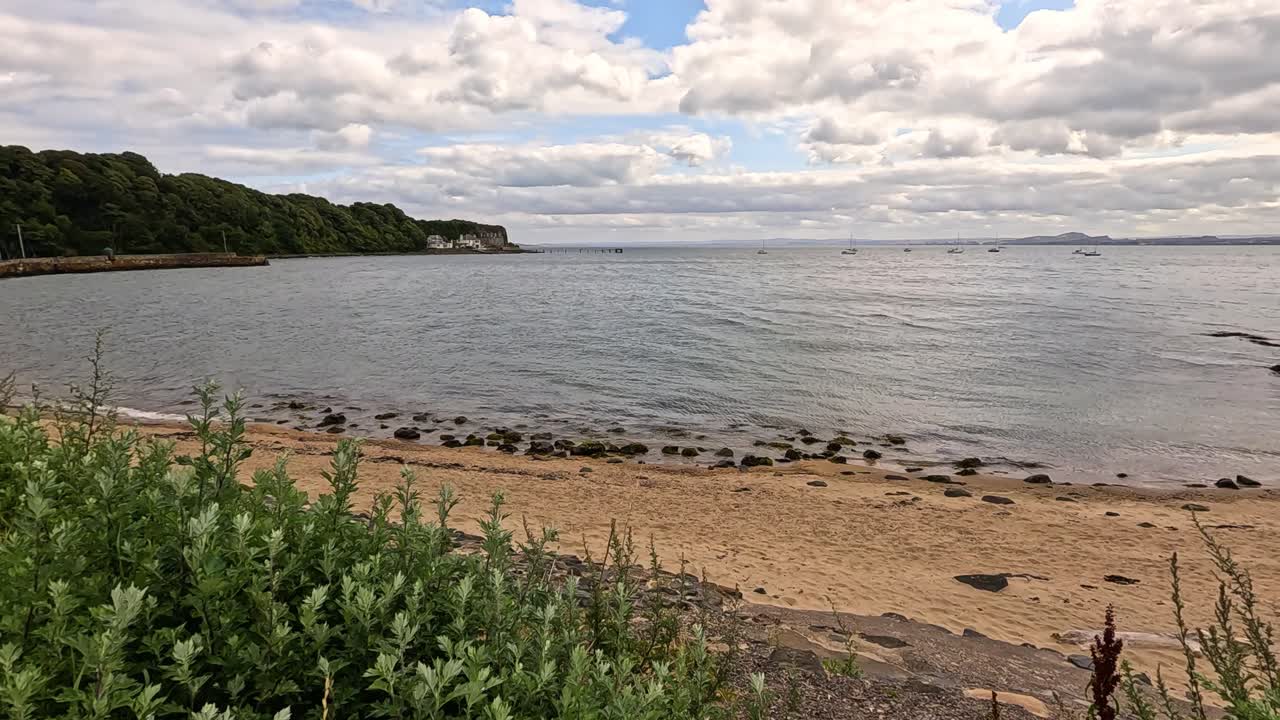 구름 인 하늘 의 조용 한 해변 장면