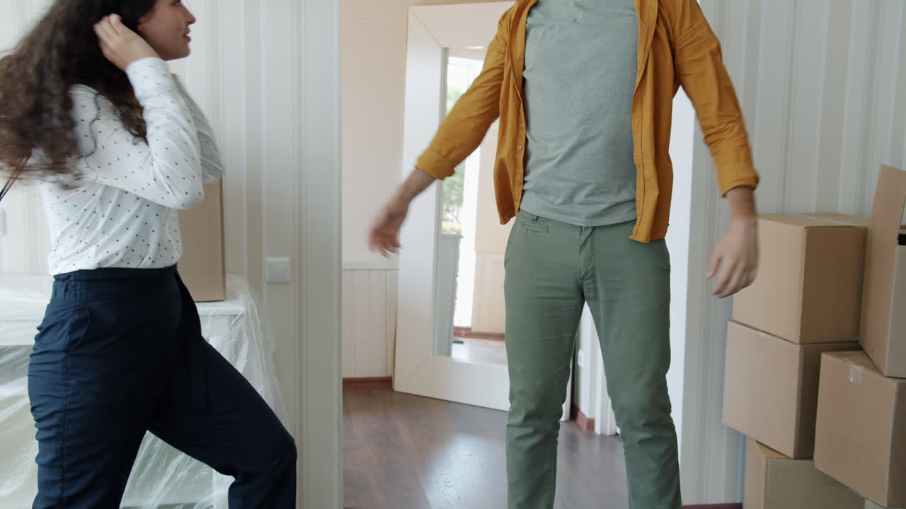 행복한 커플이 집에 들어갑니다.