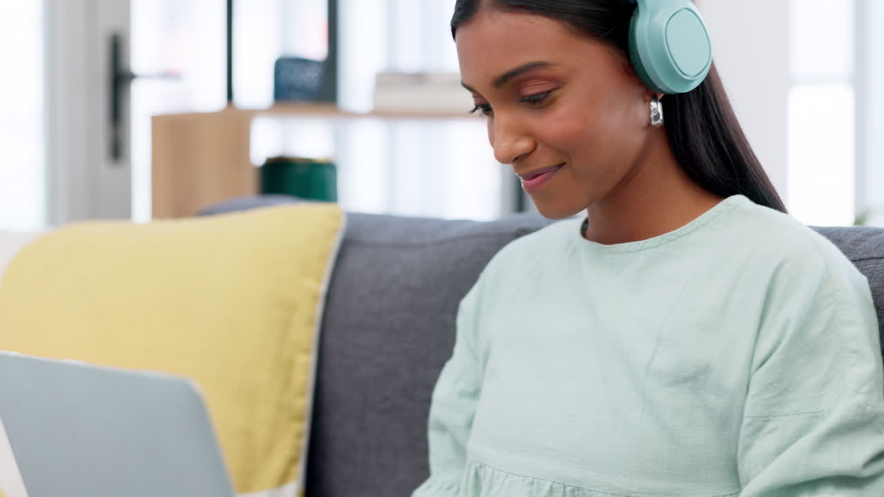 portátil, música y transmisión con una mujer joven