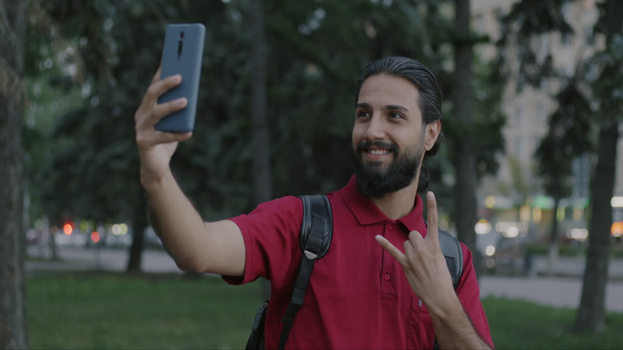 공원에서 셀피를 찍는 남자