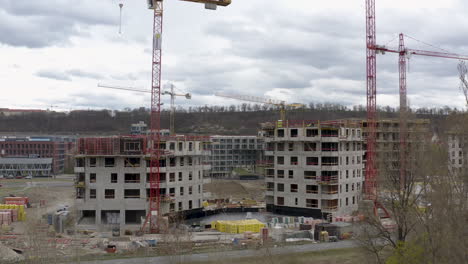 edificio de nuevas oficinas en praga, sitio de construcción con grúas torre