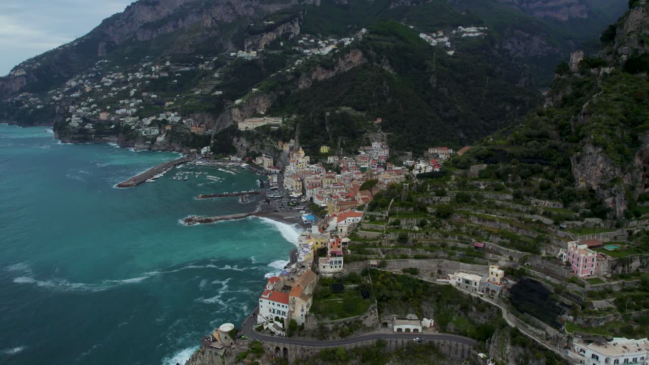 pequeño pueblo entre montañas, estableciendo vista de pájaro de la costa de amalfi