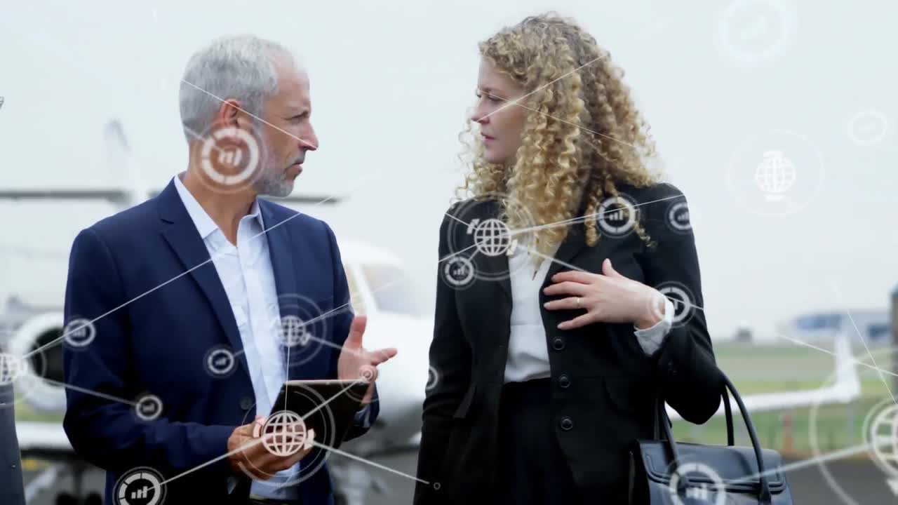Animazione di rete di icone digitali su professionisti che discutono su un tablet digitale in aeroporto