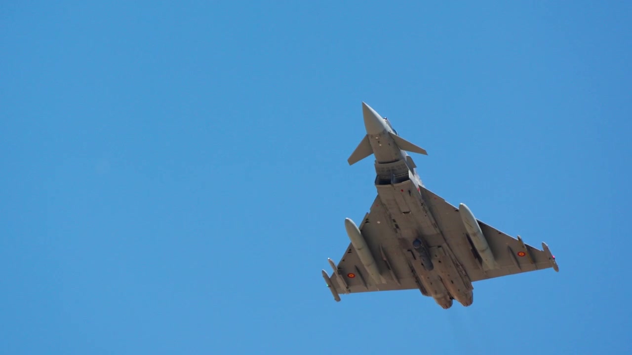 Kampfly stiger op over hovedet set nedefra