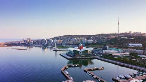 volando sobre la bahía del caspio en el centro moderno de baku, azerbaiyán